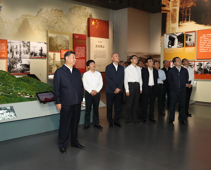 9月12日，中共中央总书记、国度主席、中央军委主席习近平视察中共中央北京香山革命留想地。这是习近平在香山革命留想馆参观《为新中国奠基》主题展览。